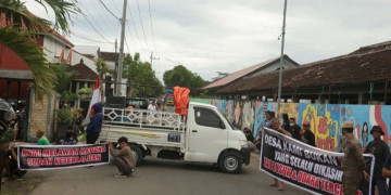 Kepala Dinas Lingkungan Hidup tak mau temui massa aksi, Jalan Trenggalek lumpuh/Foto: Kabar Trenggalek