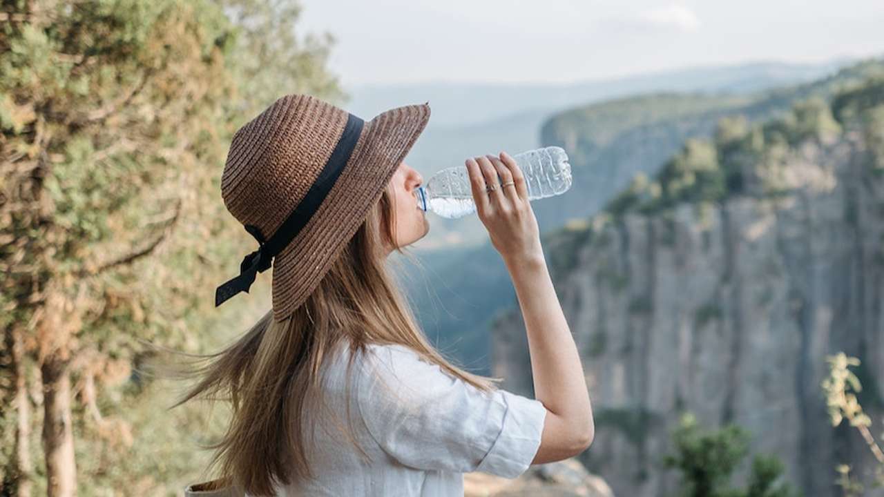 Perempuan minum air mineral dalam kemasan/Foto: Pavel Danilyuk (Pexels)