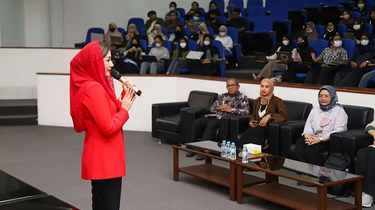 Novita Hardini bagi ilmu pengusaha sukses pada mahasiswa ITS Surabaya/Foto: Kominfo Trenggalek