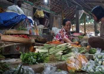 Pedagang dan pembeli di Pasar Trenggalek/Foto: Kabar Trenggalek