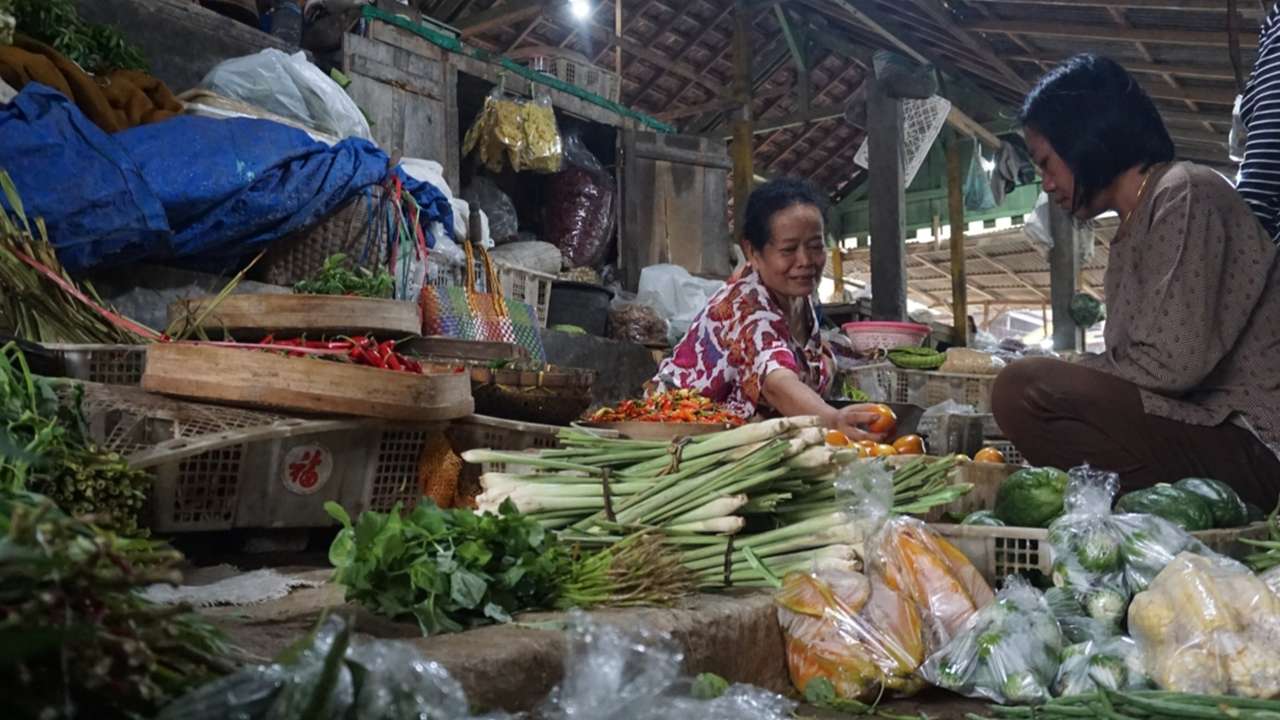 Pedagang dan pembeli di Pasar Trenggalek/Foto: Kabar Trenggalek