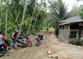 Jalan rusak di Desa Ngares, diduga akibat material dari Bendungan Bagong/Foto: Kabar Trenggalek
