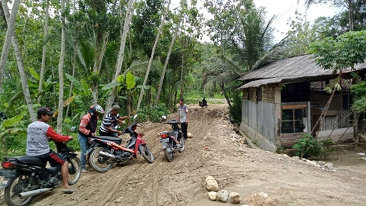 Jalan rusak di Desa Ngares, diduga akibat material dari Bendungan Bagong/Foto: Kabar Trenggalek