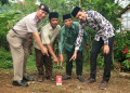 Pemkab Trenggalek dan masyarakat pasang patok tanah/Foto: Kabar Trenggalek