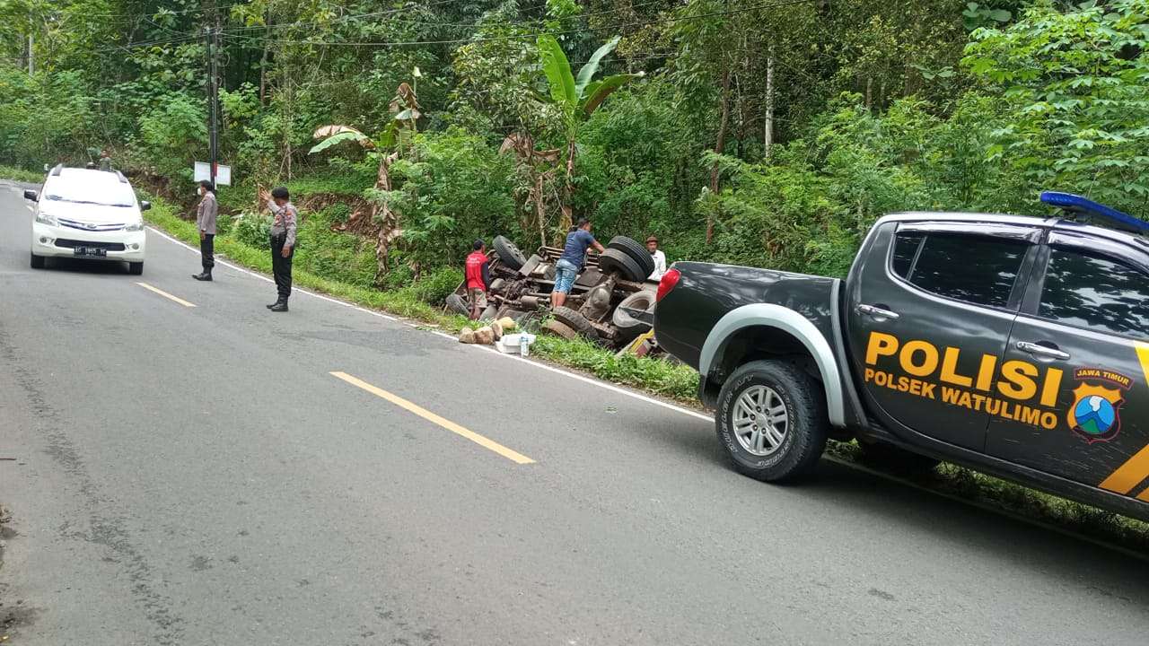 Mundur Alus Lalu Terperosok, Truk Bawa Batako Terguling di Watulimo 