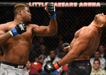 Francis Ngannou memukul keras Alistair Overeem di pertandingan UFC/Foto: UFC