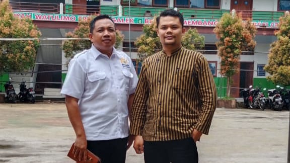 Kiri: Asmadi, Ketua Kadin Trenggalek bersama Wahis S Shidiq, Kepala Sekolah SMK Muhammadiyah Watulimo Trenggalek/Foto: Kabar Trenggalek