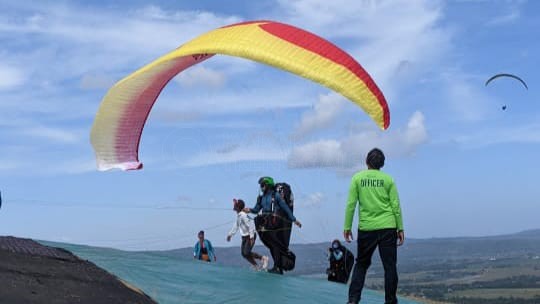 Atlet Paralayang bersiap terbang di langit Trenggalek/Foto: Kabar Trenggalek