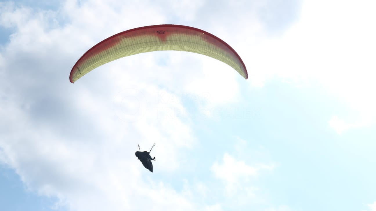 Atlet paralayang terbang di langit Trenggalek/Foto: Kabar Trenggalek