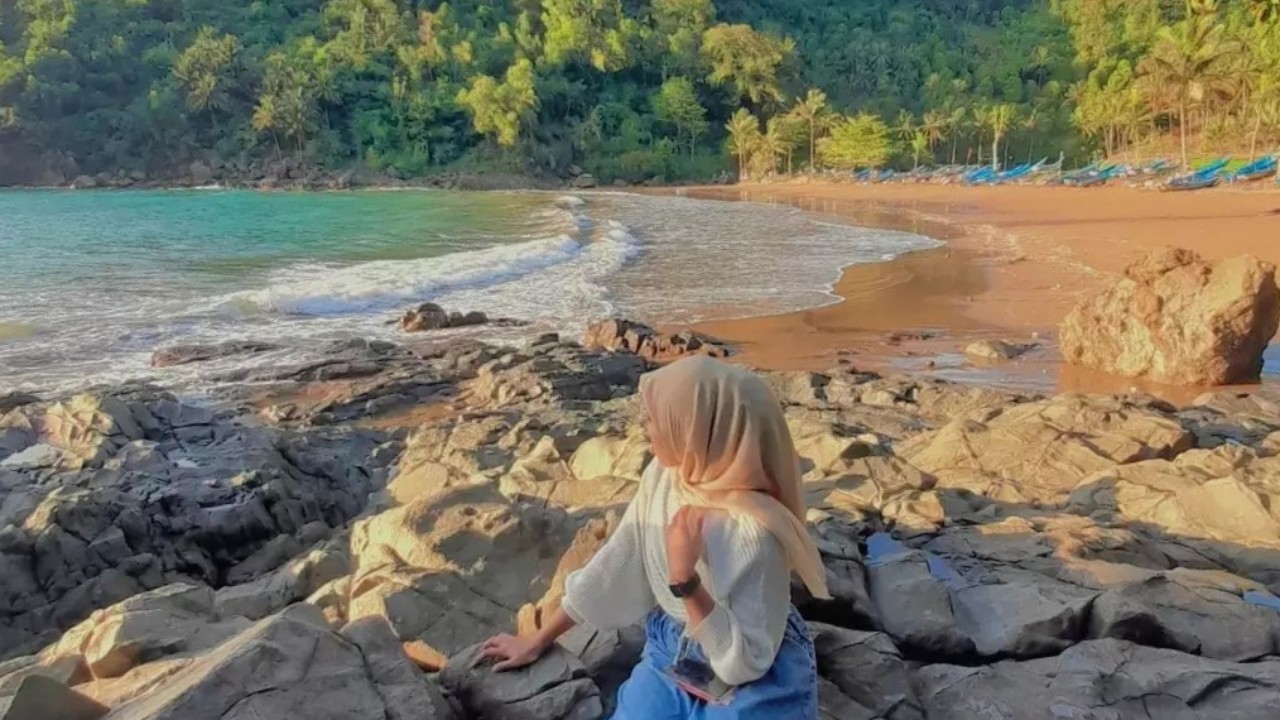 Nampak bukit yang membentengi Pantai Kuyon/Foto: Instagram @rozhika_rahma