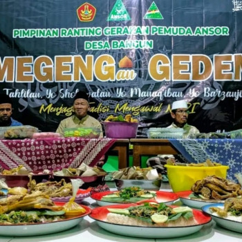 Organisasi GP Ansor Desa Bangun Kecamatan Munjungan sedang menjalankan tradisi Megengan/Foto: Dokumentasi Istimewa