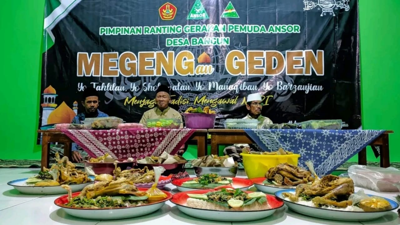 Organisasi GP Ansor Desa Bangun Kecamatan Munjungan sedang menjalankan tradisi Megengan/Foto: Dokumentasi Istimewa