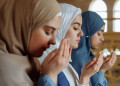 Perempuan muslim sedang membaca doa/Foto: Thridman (Pexels)