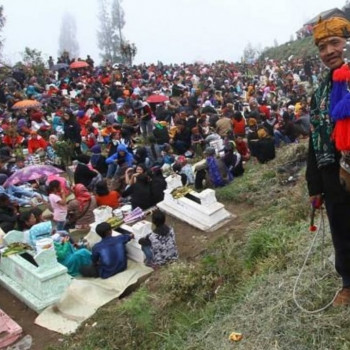 Masyarakat Suku Tengger sedang menjalankan tradisi di sebuah pemakaman/Foto: Instagram @hayuyudhaprabowo