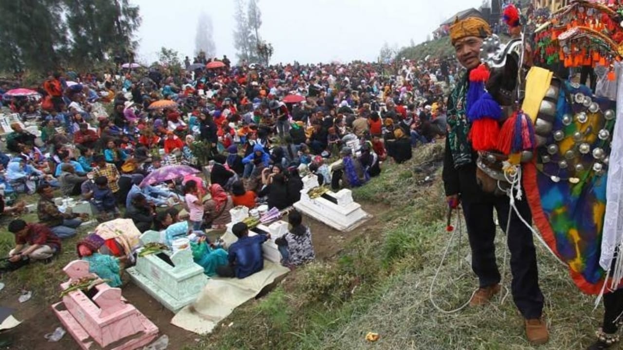 Masyarakat Suku Tengger sedang menjalankan tradisi di sebuah pemakaman/Foto: Instagram @hayuyudhaprabowo
