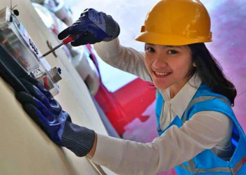Petugas PLN sedang memperbaiki meteran listrik/Foto: PLN