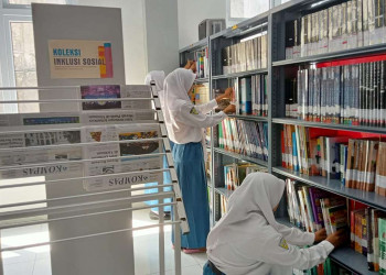Pelajar Trenggalek sedang membaca di perpustakaan/Foto: Kabar Trenggalek
