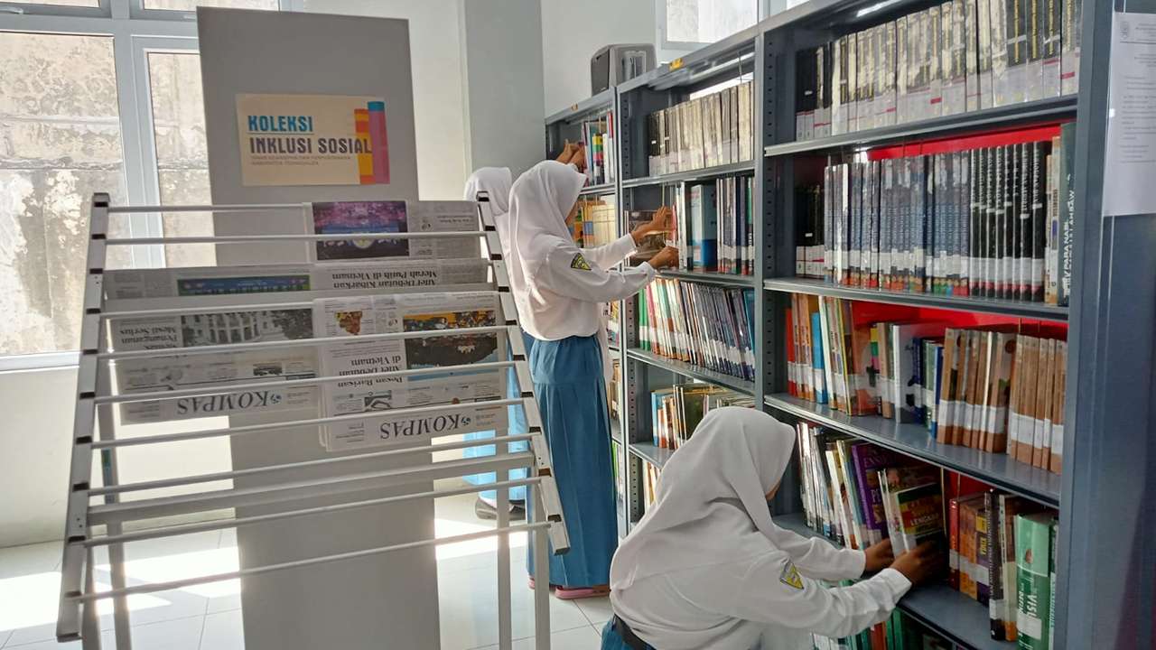 Pelajar Trenggalek sedang membaca di perpustakaan/Foto: Kabar Trenggalek