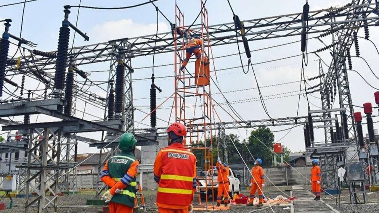 Pasukan PDKB sedang memperbaiki jaringan listrik/Foto: PDKB