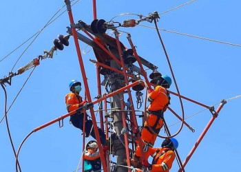 Pasukan PDKB sedang memperbaiki jaringan listrik/Foto: PDKB