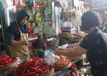 Suasana jual beli bahan pokok di Pasar Basah Trenggalek/Foto: Kabar Trenggalek