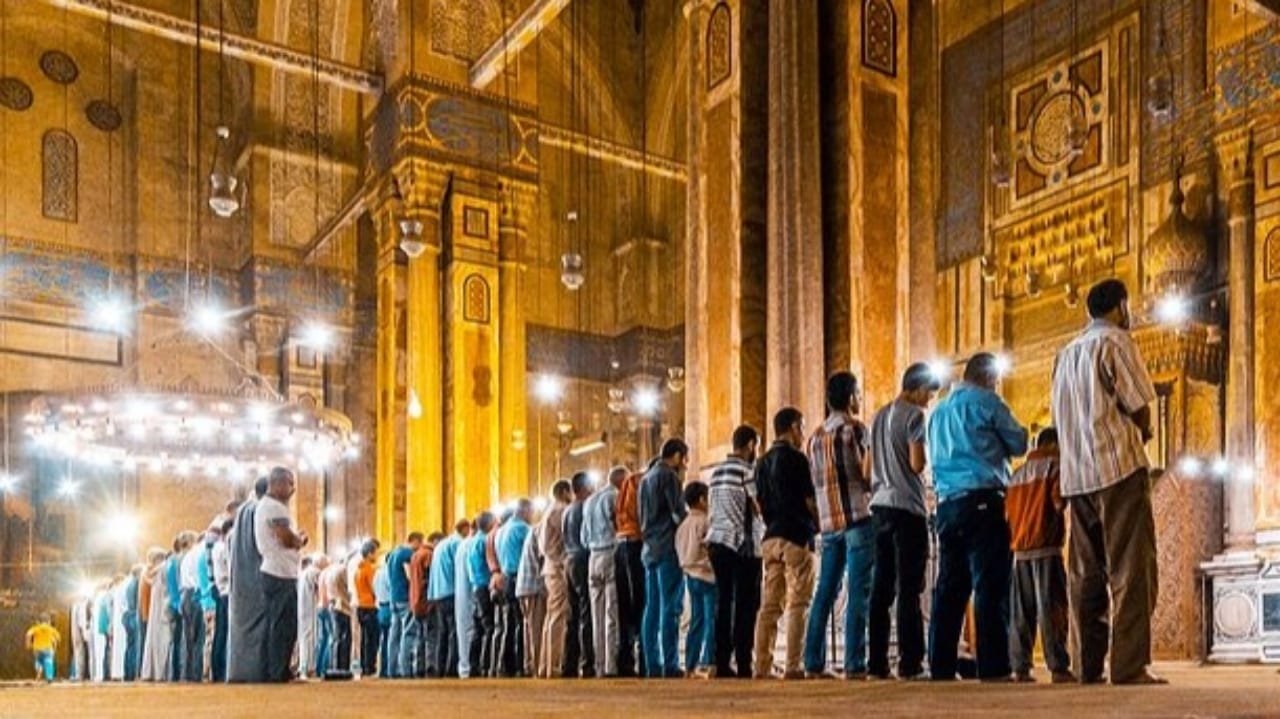 Ilustrasi sholat tarawih berjamaah di Masjid/Foto: Canva by Adelbayoumi