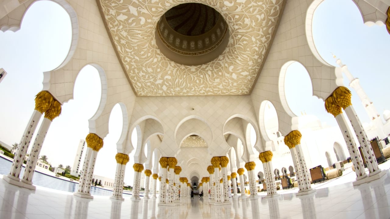 Ilustrasi pelataran Masjid yang siap dipakai sholat jum'at di Bulan Ramadhan/Foto: Pexels by Sarath Raj