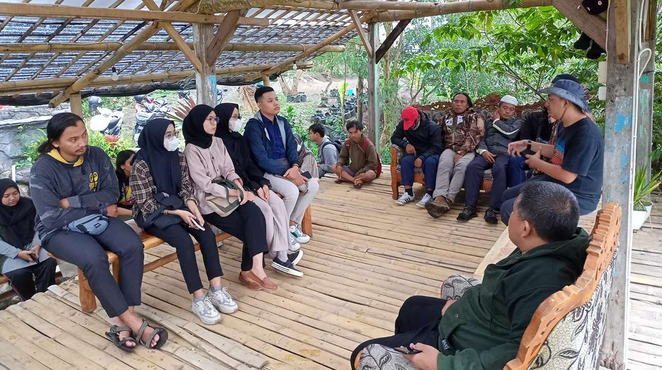 Diskusi warga Gemulo dan Kasinan menjaga mata air di Kota Batu/Foto: WALHI Jawa Timur