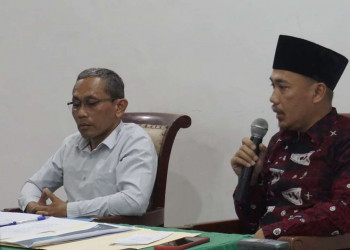 Nurani (kanan) dan Gembong (kiri), Komisioner KPU Trenggalek, saat sidang KEPP DKPP/Foto: Raden Zamz (Kabar Trenggalek)