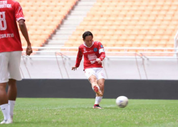 Bupati Trenggalek, Mas Ipin, main sepak bola/Foto: Dokumen Mas Ipin