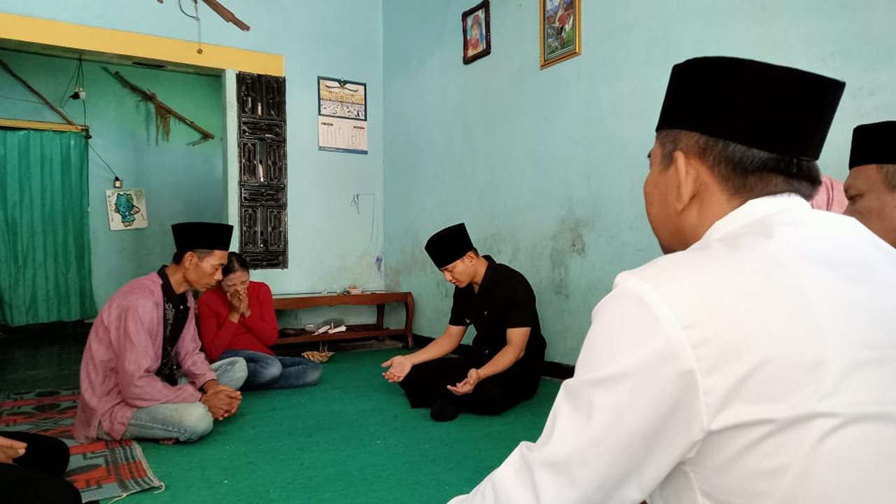 Bupati Trenggalek, Mas Ipin silaturahmi ke rumah keluarga bayi meninggal pasca imunisasi/Foto: Raden Zamz (Kabar Trenggalek)