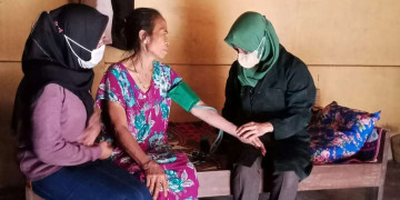 Kanan: Nurma Yulita saat memeriksa lansia di Desa Jajar/Foto: Dokumen Nurma For Kabar Trenggalek