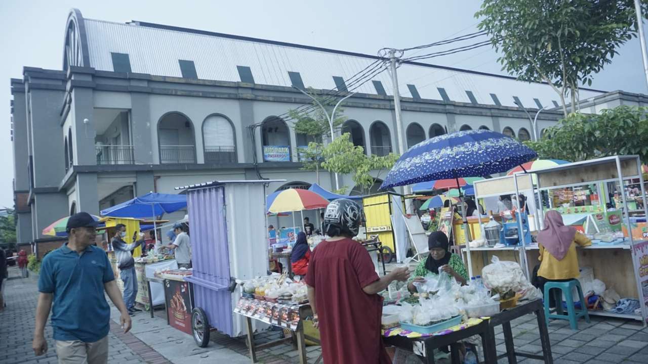 Berburu takjil di Pasar Pon Trenggalek/Foto: Kabar Trenggalek