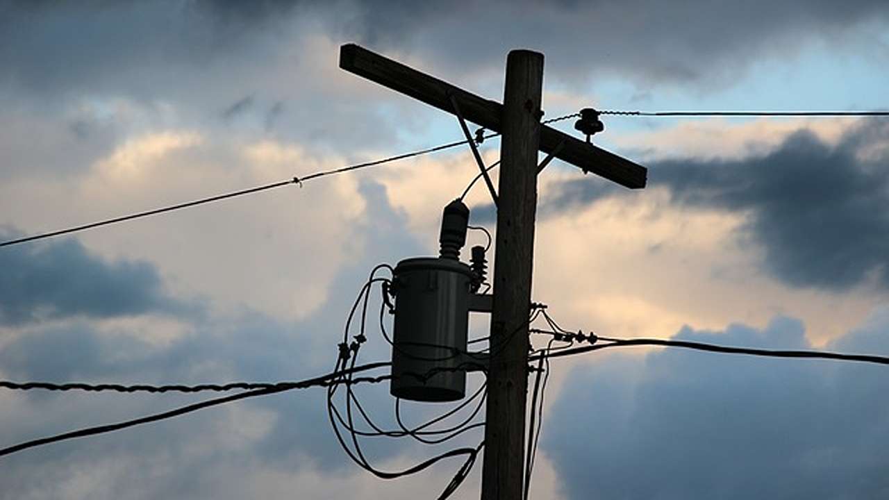Tiang listrik di sore hari/Foto: Pixabay