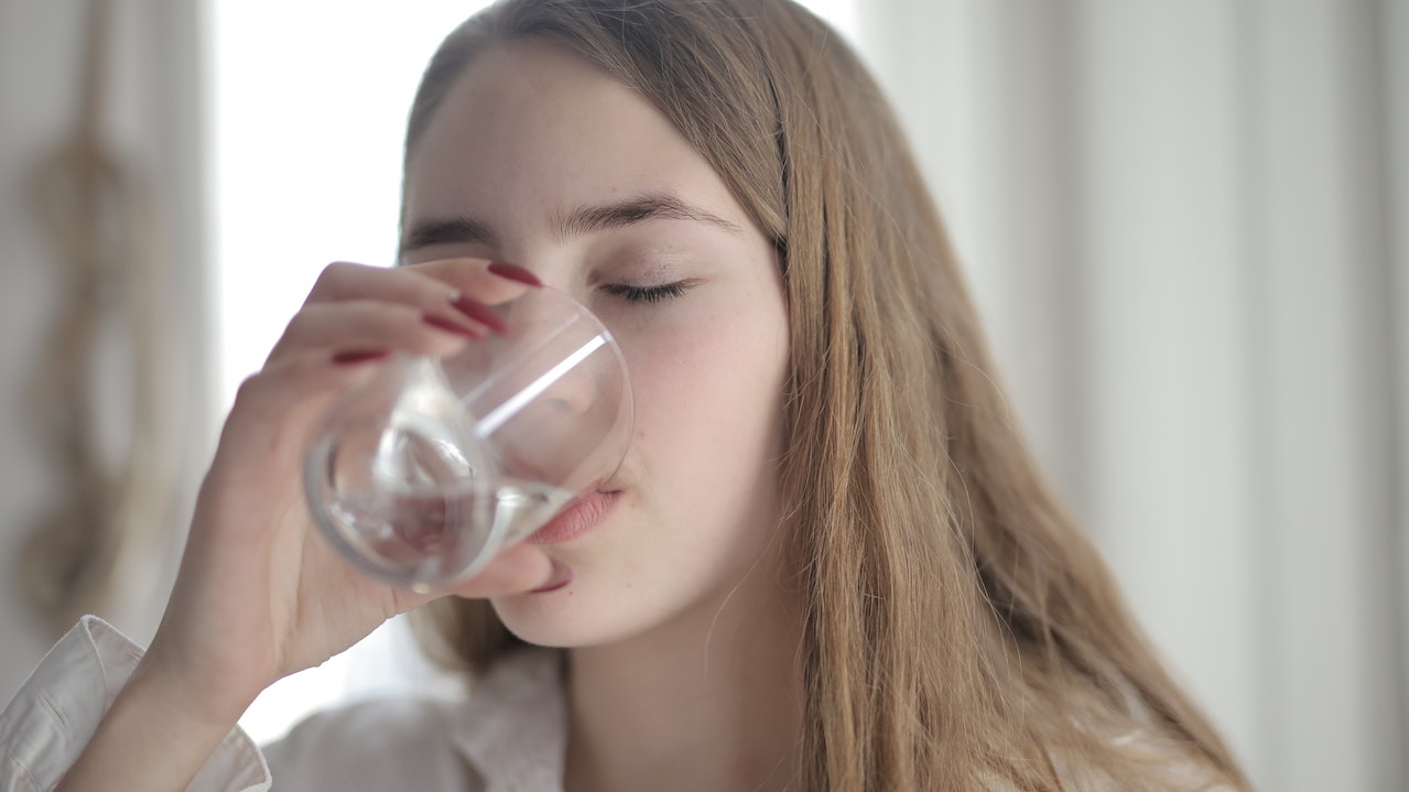 Ilustrasi. Manfaat minum air putih setelah bangun pagi/Foto: Pexels