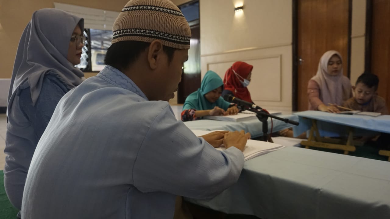Anak berkebutuhan khusus Trenggalek baca Al Quran Braille/Foto: Raden Zamz (Kabar Trenggalek)