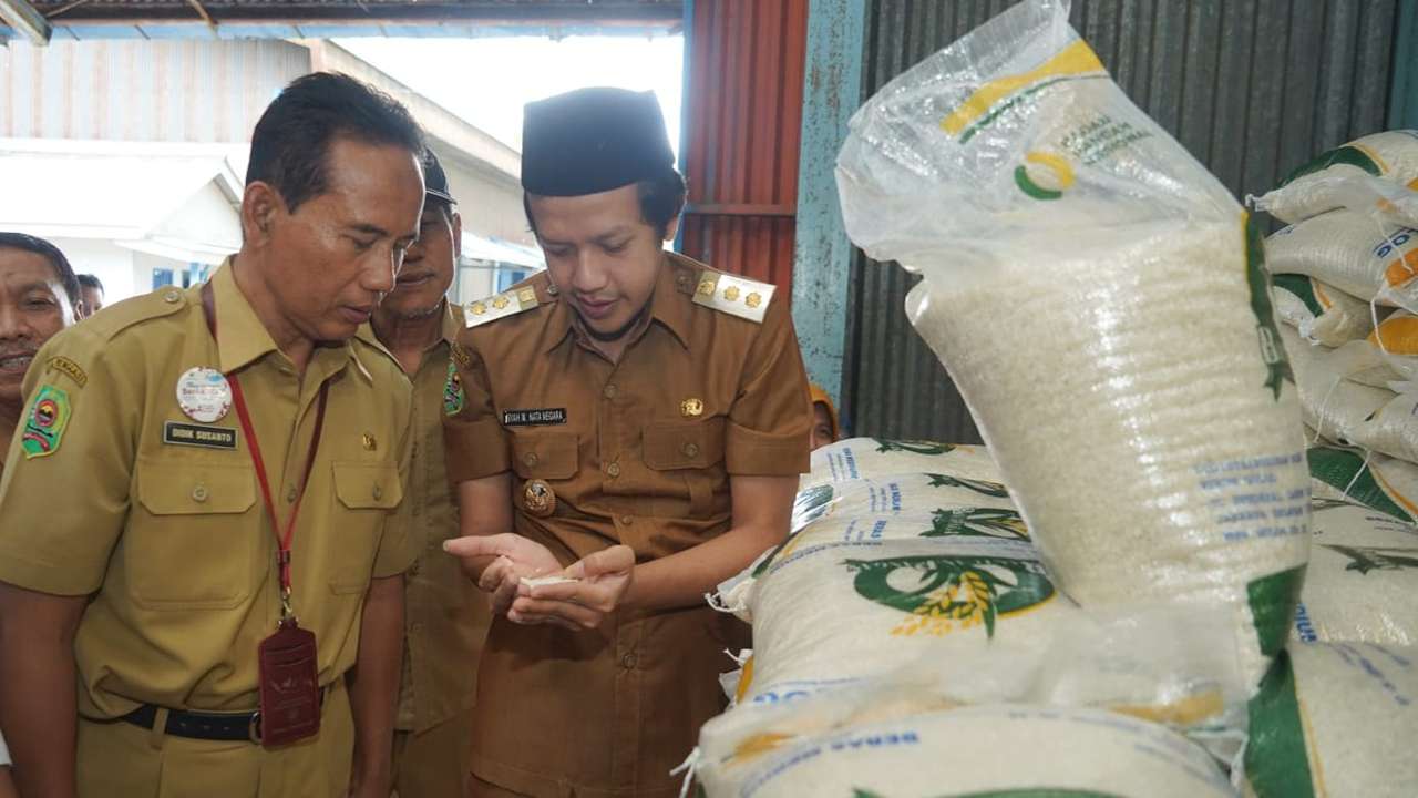 Wakil Bupati Trenggalek, Syah Muhammad Natanegara, cek stok beras/Foto: Raden Zamz (Kabar Trenggalek)