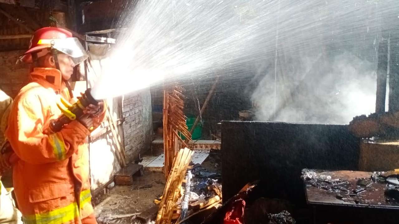 Damkar padamkan apir dapur warga Trenggalek terbakar/Foto: Damkar Trenggalek for Kabar Trenggalek