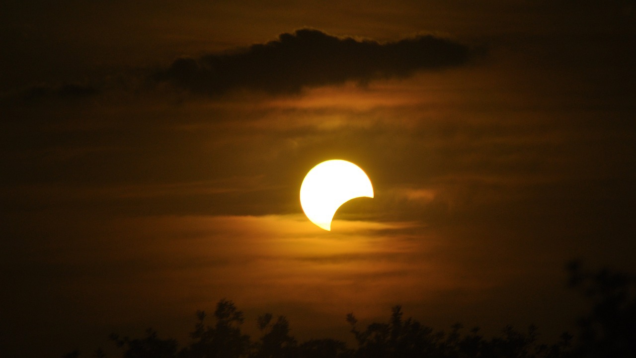 Ilustrasi. Gerhana matahari 2023 jam berapa?/Foto: Pixabay