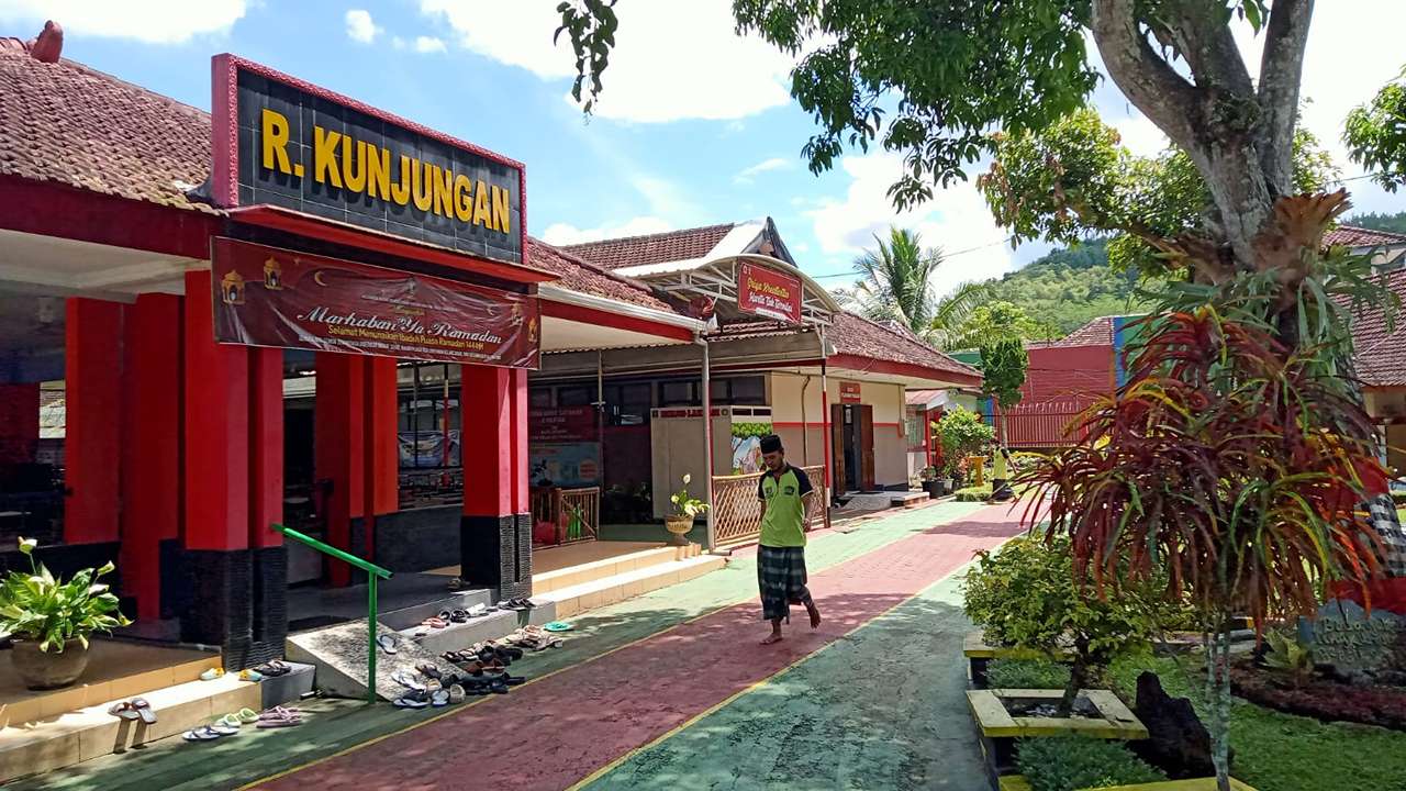 Suasana di depan Rutan Trenggalek/Foto: Raden Zamz (Kabar Trenggalek)