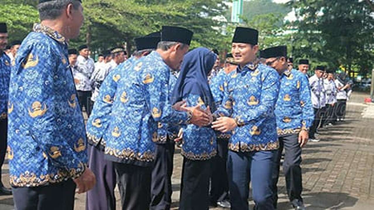 Pegawai Trenggalek dapat THR/Foto: Raden Zamz (Kabar Trenggalek)