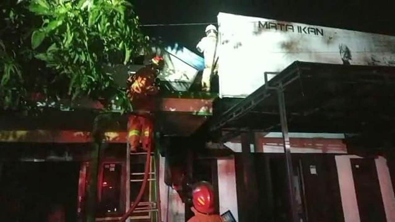 Kebakaran di gudang telur asin dan studio foto Trenggalek/Foto: Raden Zamz (Kabar Trenggalek)