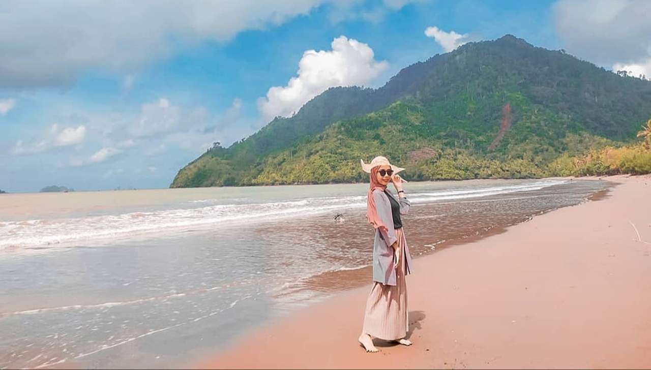 Potret wisatawan di Pantai Cengkrong Trenggalek/Foto: @vyynss_ (Instagram)