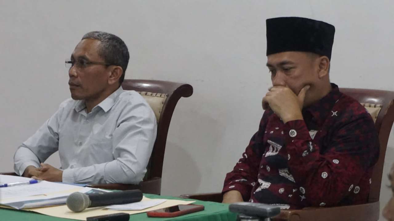 Gembong Derita Hadi, Ketua KPU Trenggalek (kiri), dan Nurani, Komisioner KPU Trenggalek, saat sidang etik DKPP/Foto: Raden Zamz (Kabar Trenggalek)