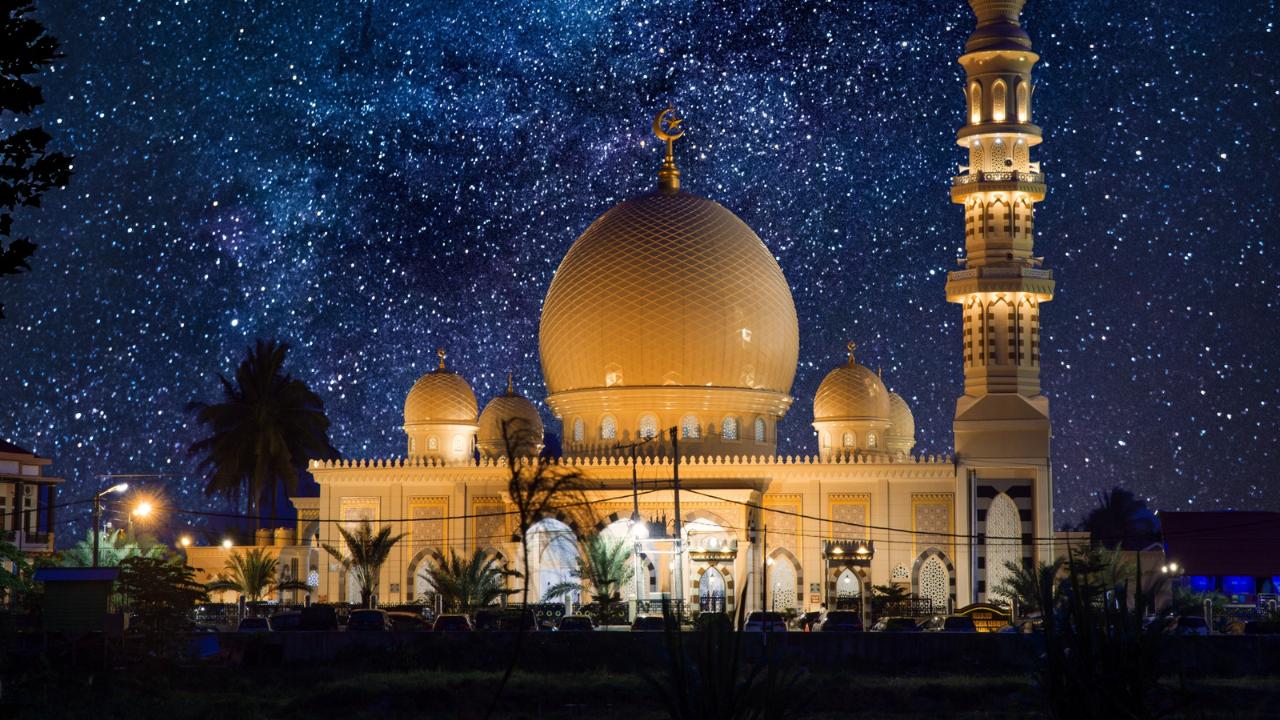 Ilustrasi malam ke 17 ramadan yang penuh rahmat, sehingga orang yang menjalankan ibadah sholat tarawih menadapat pahala yang begitu besar/Foto: Canva