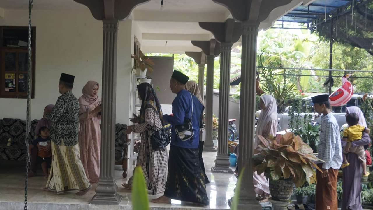 Masyarakat berkunjung silaturahmi saat Lebaran Ketupat/Foto: Raden Zamz (Kabar Trenggalek)