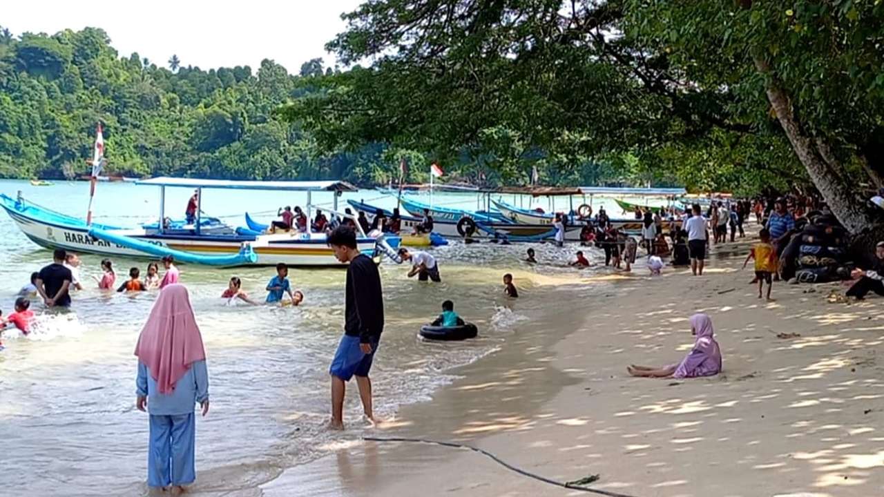 Para wisatawan menikmati pantai Trenggalek/Foto: Raden Zamz (Kabar Trenggalek)