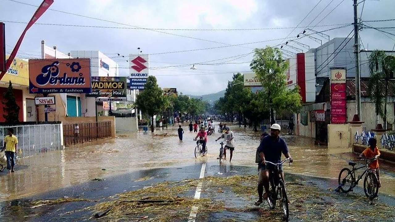 Suasana banjir Trenggalek 2006 di Jalan Soekarno Hatta/Foto: Dinas Komidag