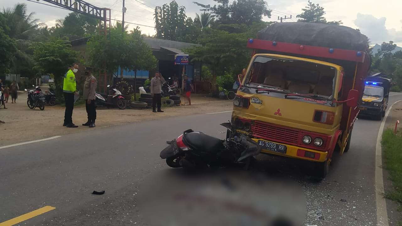 Kecelakaan Motor N-Max seruduk Truk di Trenggalek/Foto: Raden Zamz (Kabar Trenggalek)