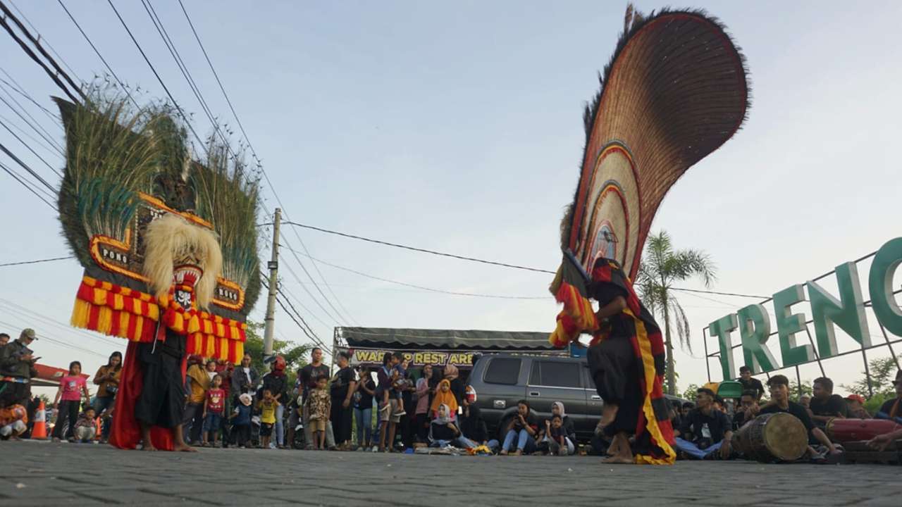 Atraksi Reog Ponorogo, Warnai Ngabuburit Akhir Ramadan di Trenggalek